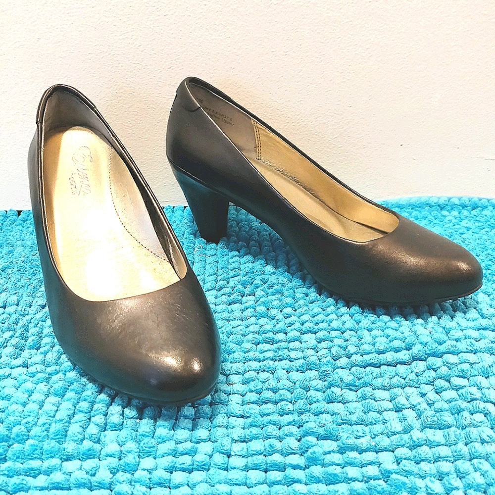 Essence by Aetrex black pumps